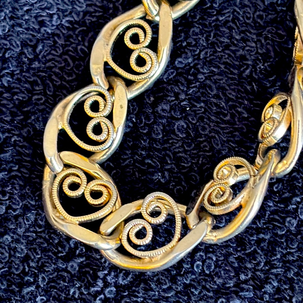 Beautiful vintage gold tone heart shaped design choker.